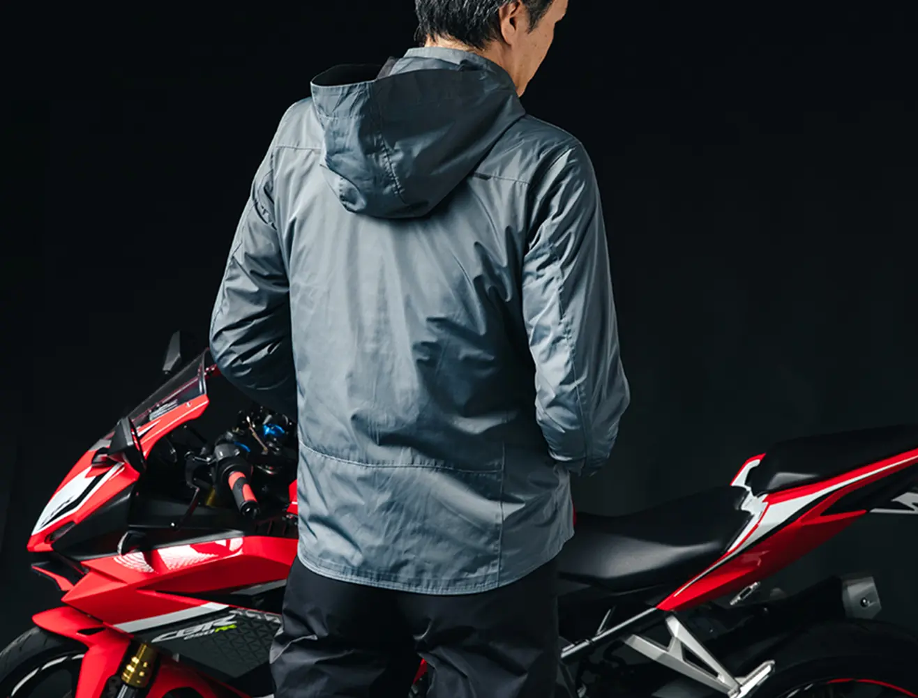 ライディングウェアの機能を備えつつ、バイクを降りた時にも違和感がない「中間前腕設計」を採用。タウンユースでも活用できるシルエット。