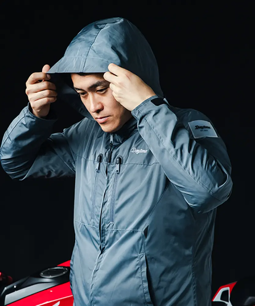 防水コートを施した表面とフードで、雨にも対応可能。※シームテープは施していないため、雨天での走行はレインウェアを推奨。