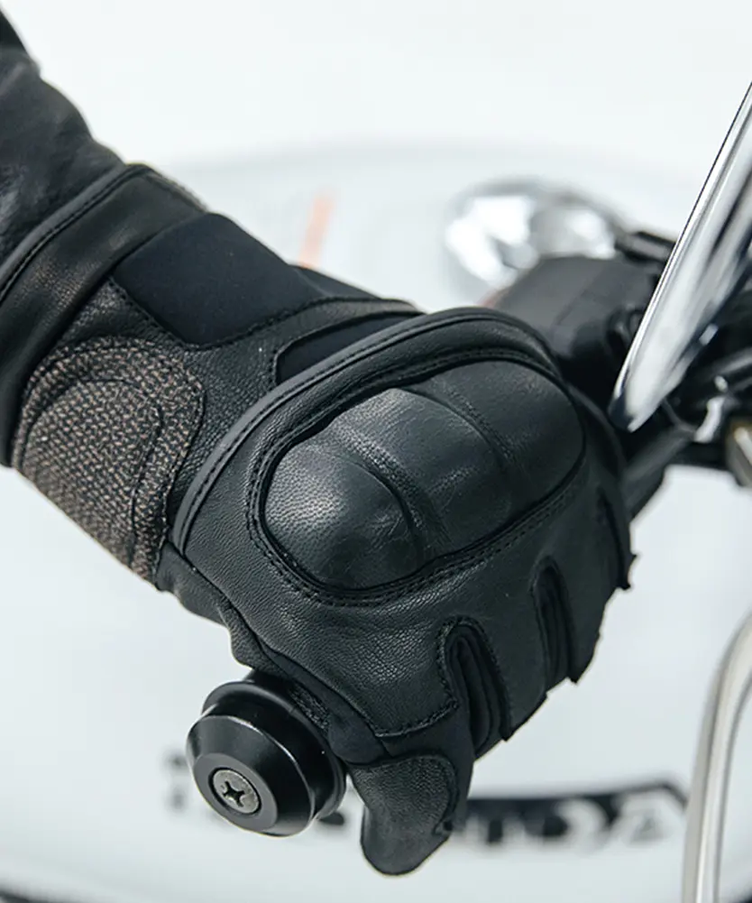 ライディングウェアの機能を備えつつ、バイクを降りた時にも違和感がない「中間前腕設計」を採用。タウンユースでも活用できるシルエット。