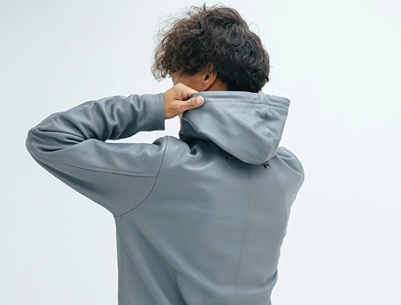 しなやかなシープスキンを採用した着心地の良いレザージャケット。シンプルなデザインが、さまざまなスタイルのバイクにマッチ。